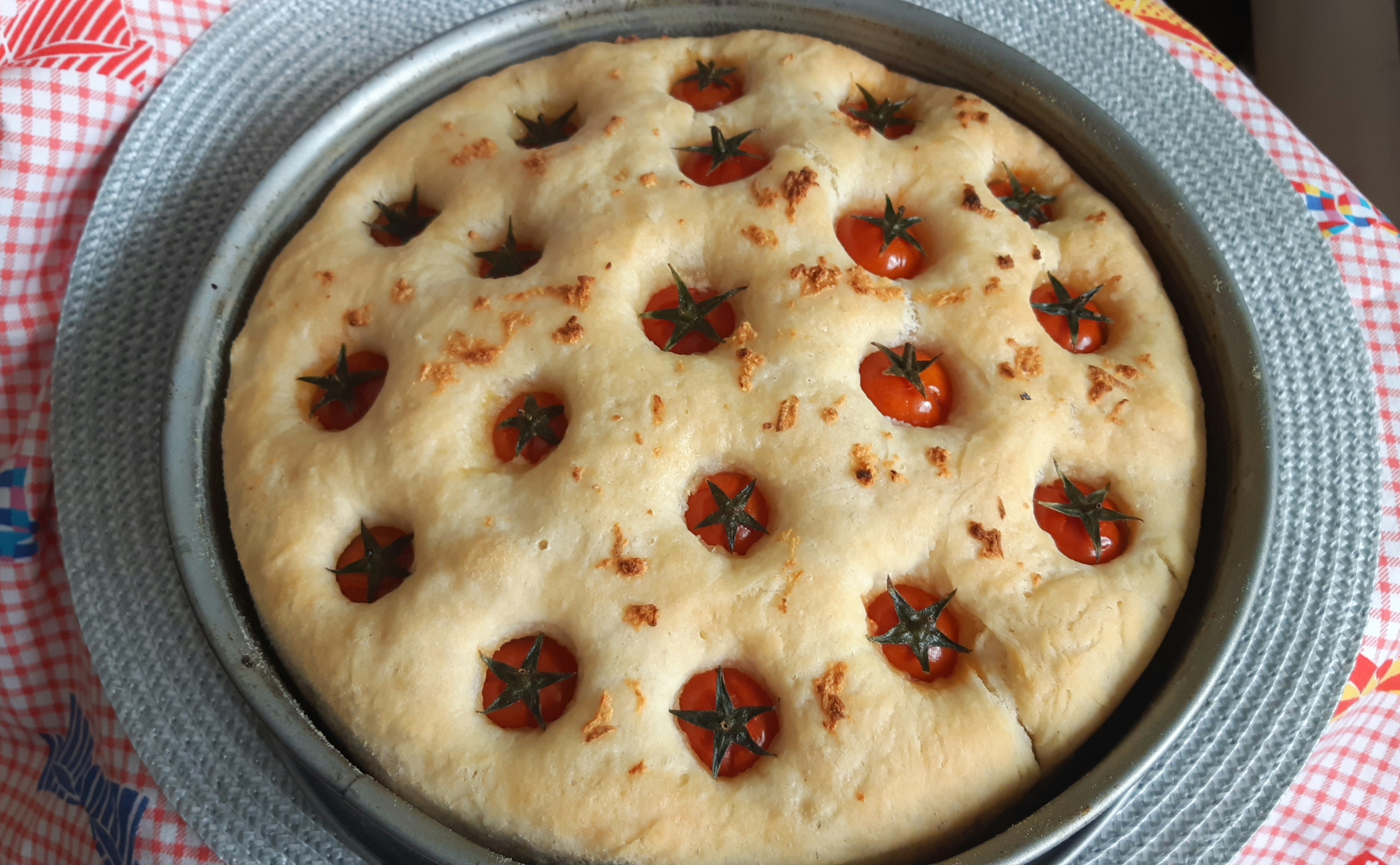 Focaccia pufoasa cu rosii cherry si usturoi