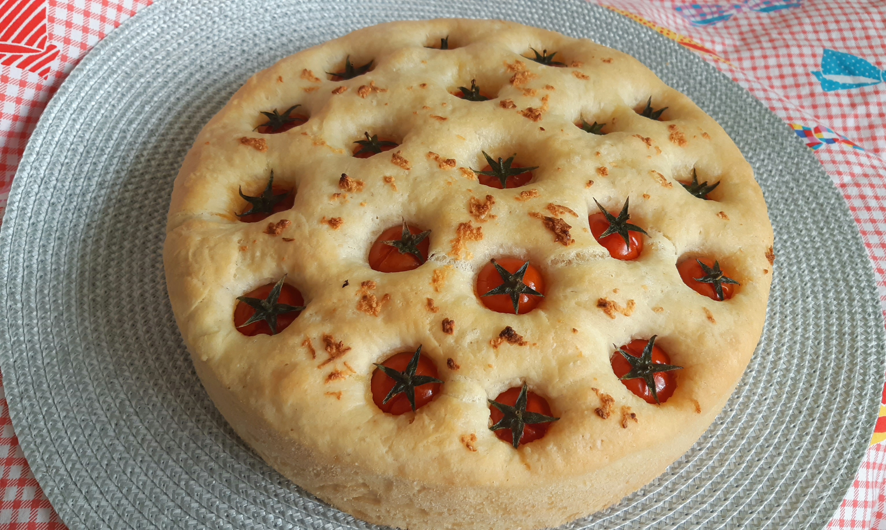 Focaccia pufoasa cu rosii cherry si usturoi