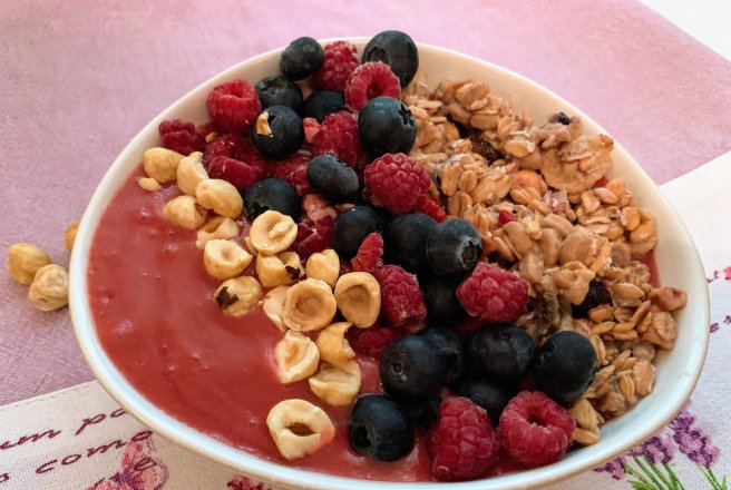 Smoothie bowl cu fructe de padure si banane