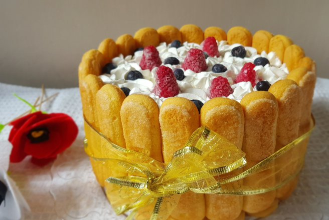 Desert tort din piscoturi, cu crema de iaurt si fructe