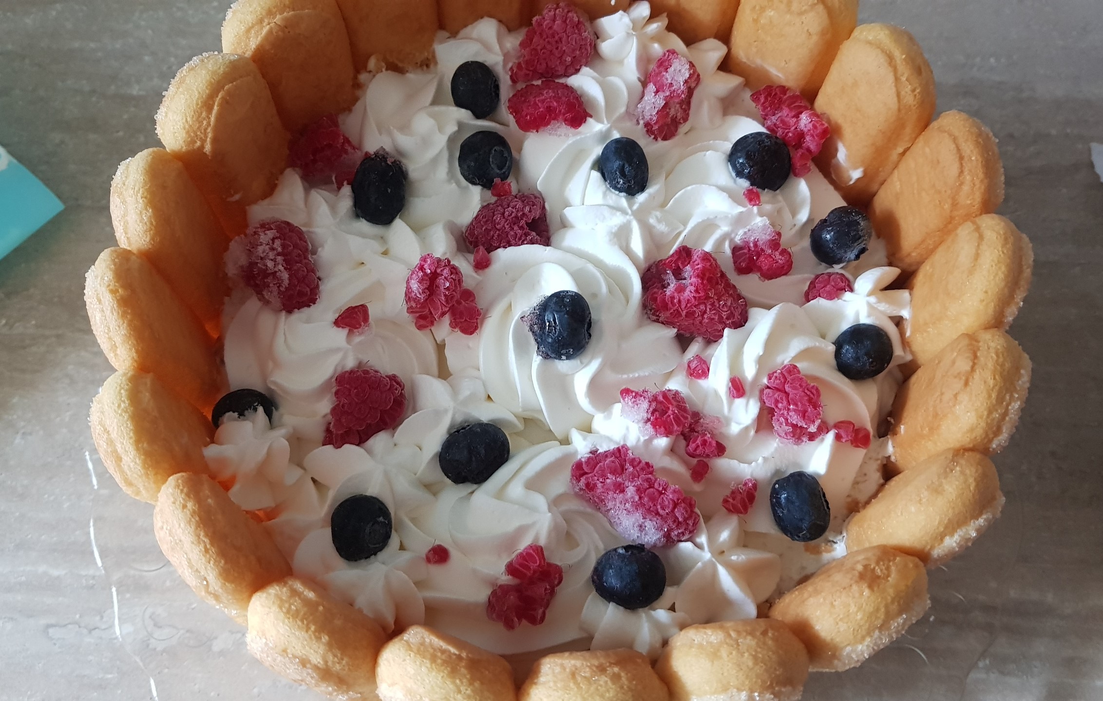 Desert tort din piscoturi, cu crema de iaurt si fructe