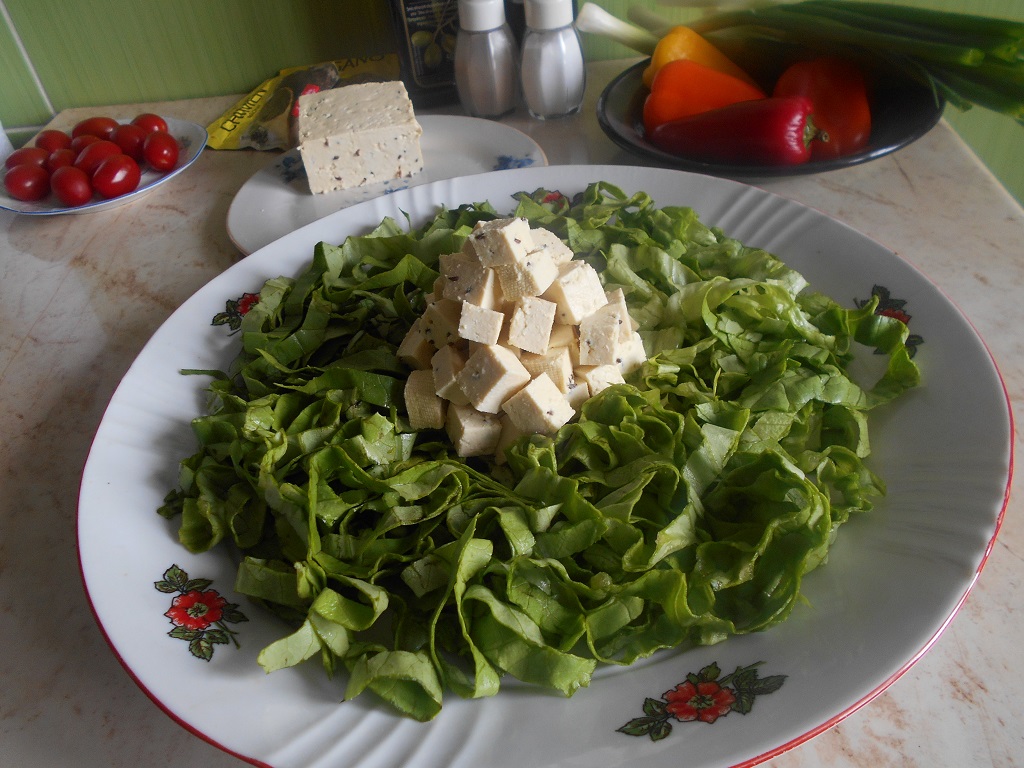 Salata cu tofu, ardei mini, ceapa verde si rosii cherry