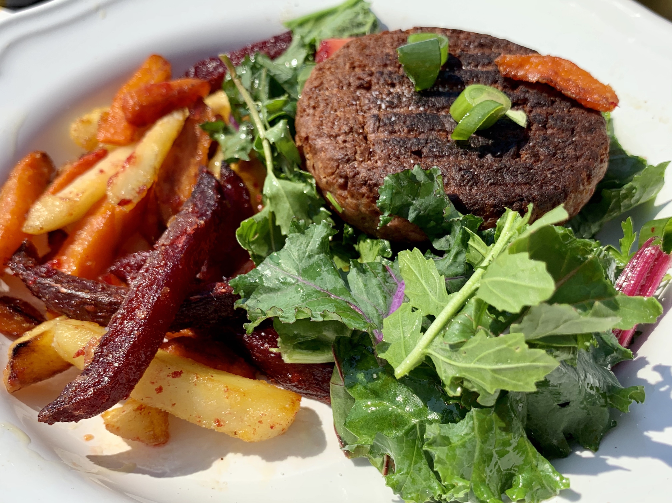 Burger vegan cu legume pai prajite