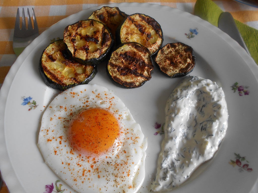 Zucchini la grill, cu ochiuri si sos din iaurt si usturoi