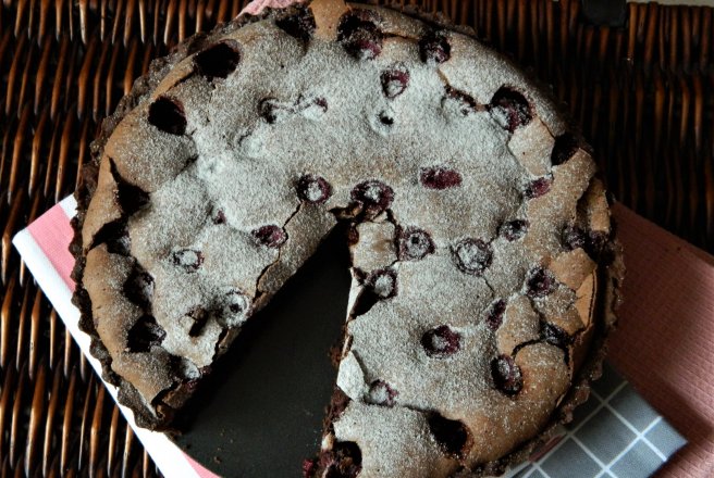 Desert tarta cu crema de ciocolata si visine