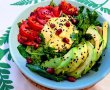 Salata de mangold cu humus, avocado si rosii-5