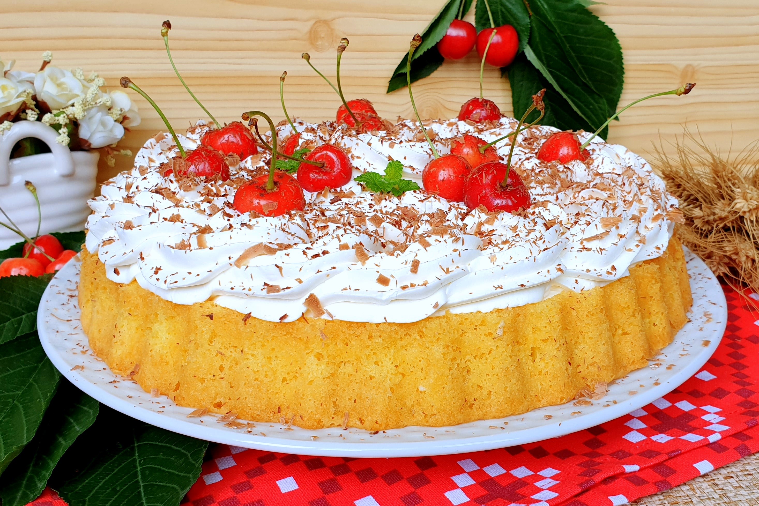 Desert tarta cu cirese si crema cu ciocolata alba