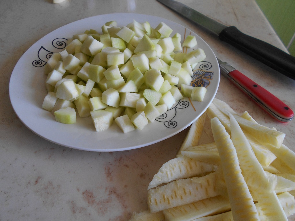 Salata de dovlecel, cu iaurt, marar si usturoi