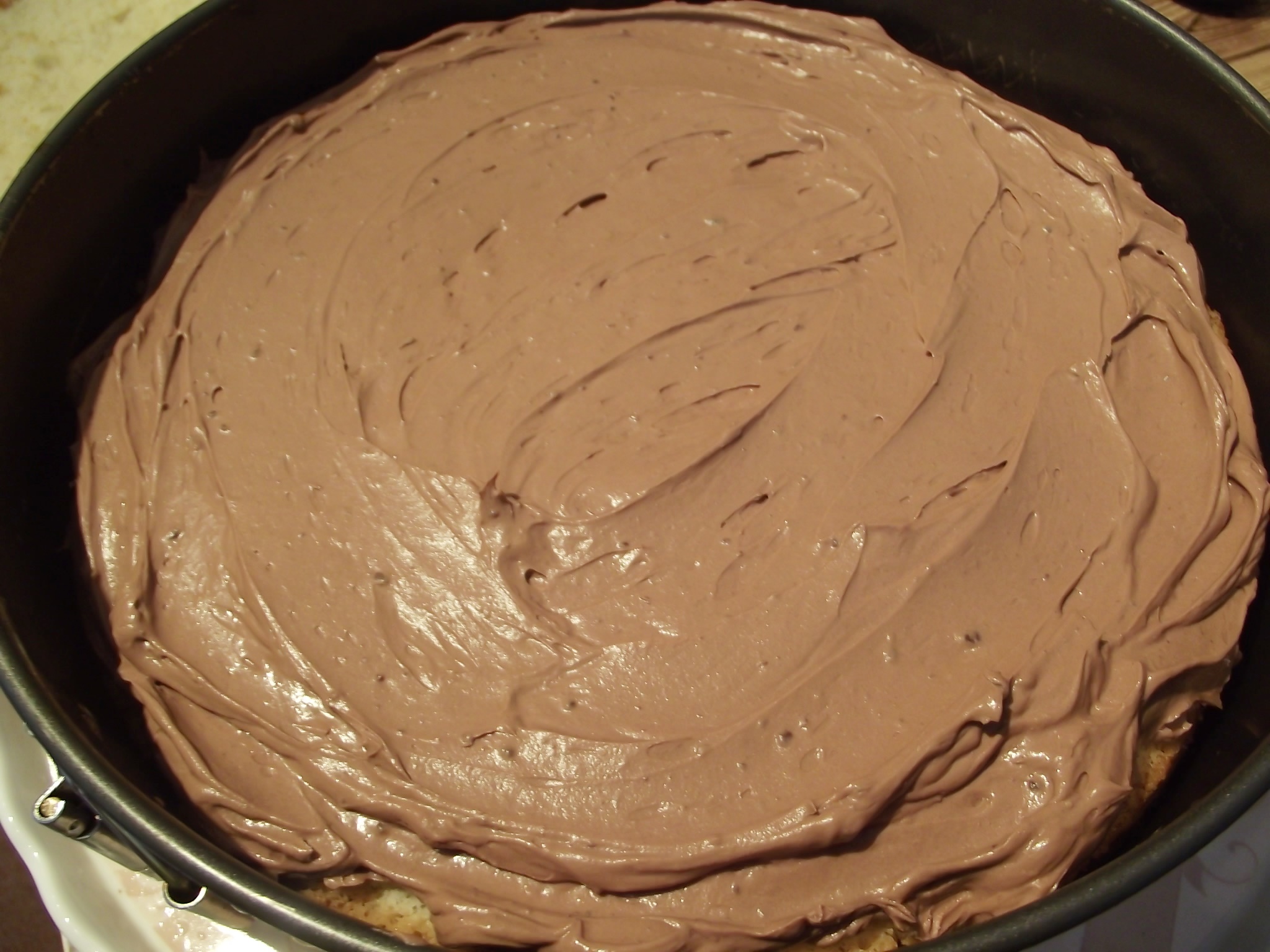 Desert tort cu crema de ciocolata si jeleu de coacaze negre