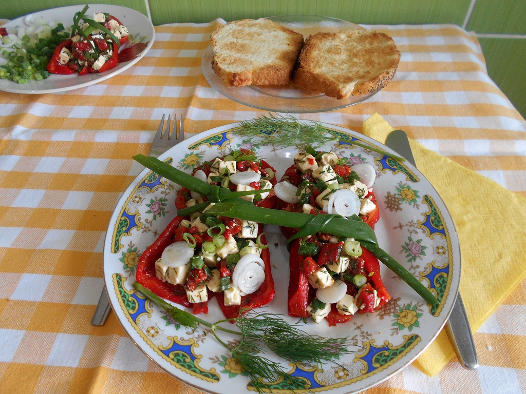 Salata de ardei capia copti, cu telemea si ceapa verde