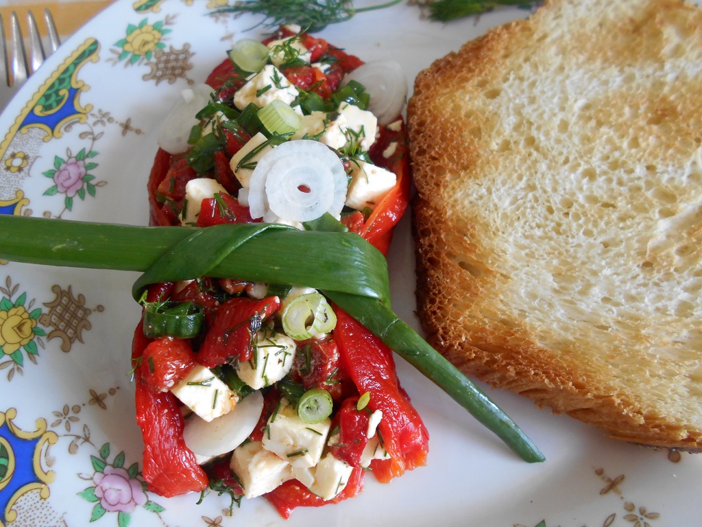 Salata de ardei capia copti, cu telemea si ceapa verde