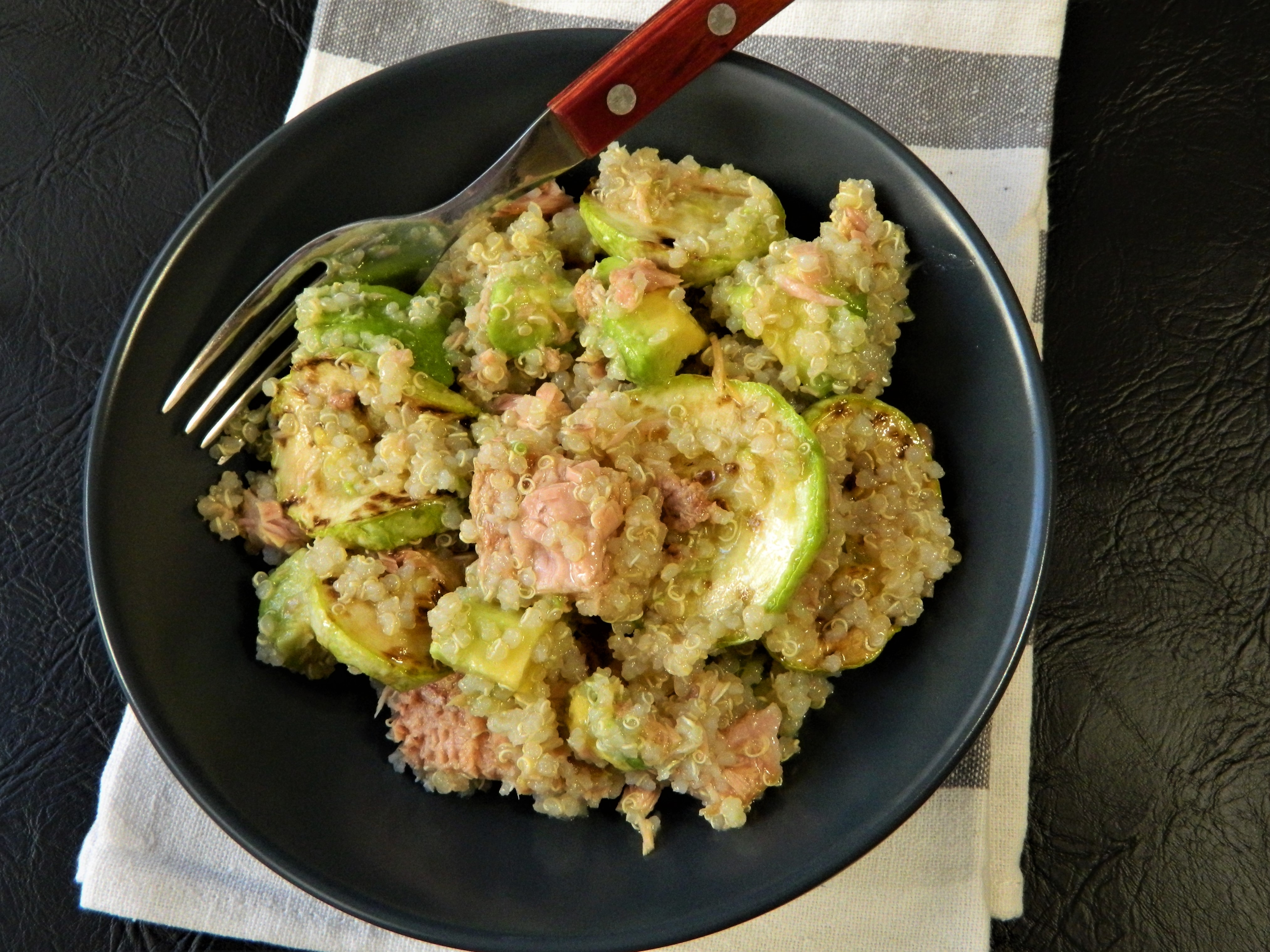 Salata cu quinoa, dovlecel de gratar, avocado si ton