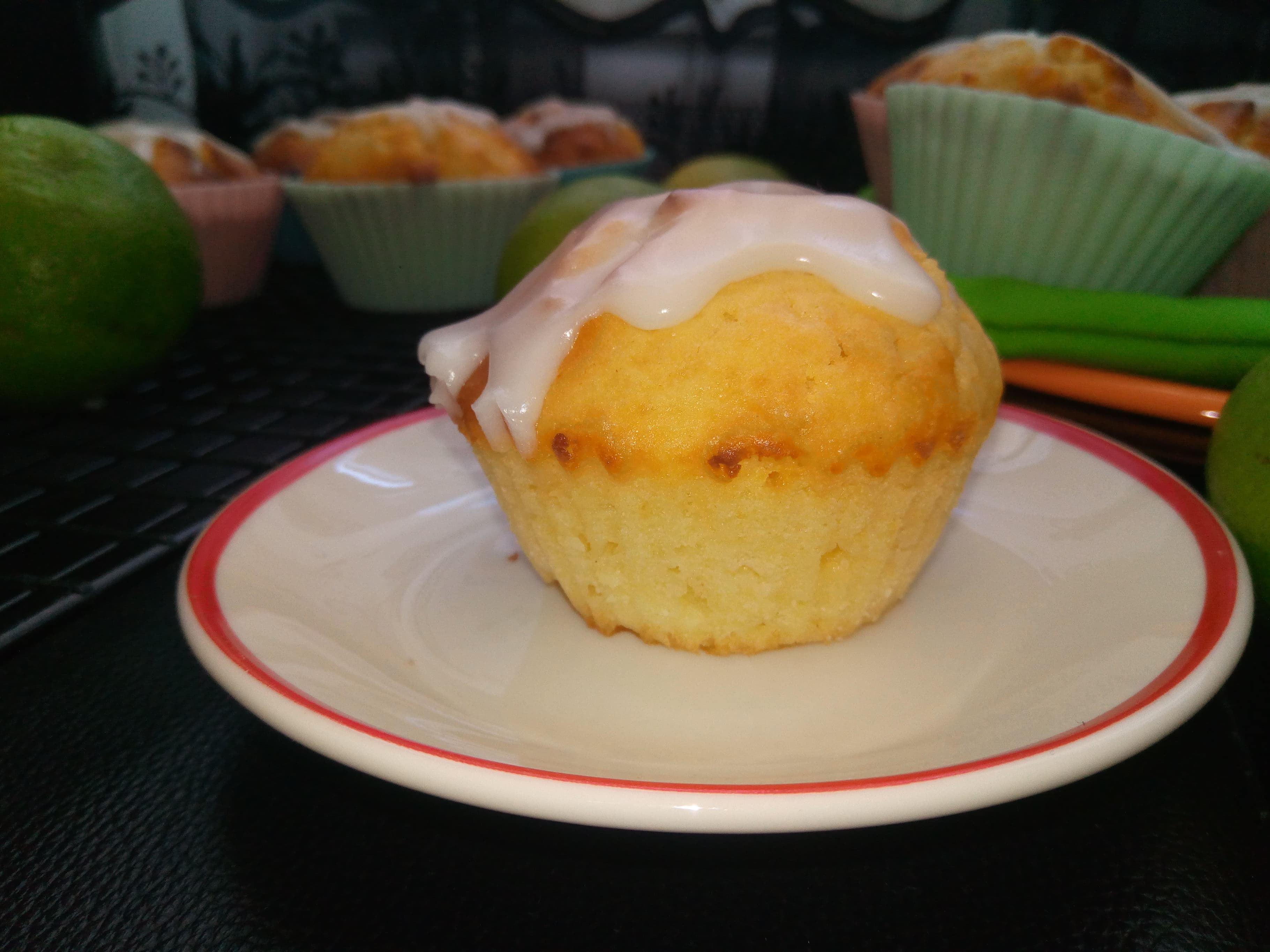 Desert muffins cu lime si ciocolata alba