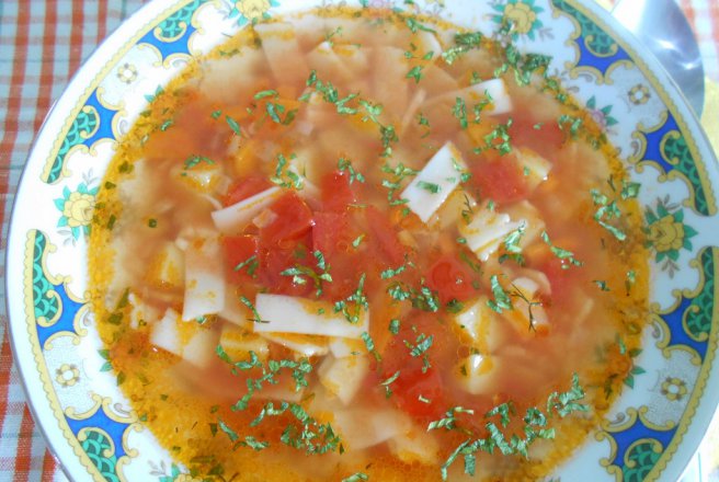 Ciorba de legume, cu suc de rosii si taitei lati