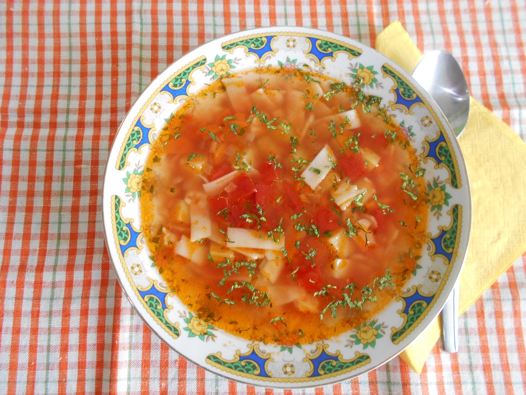 Ciorba de legume, cu suc de rosii si taitei lati