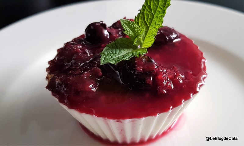 Desert panna cotta cu lapte de migdale si coulis de fructe de padure