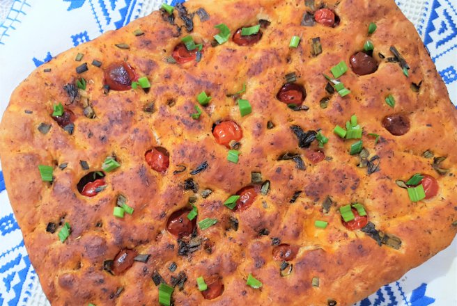 Foccacia cu cherry, usturoi verde si ierburi italiene