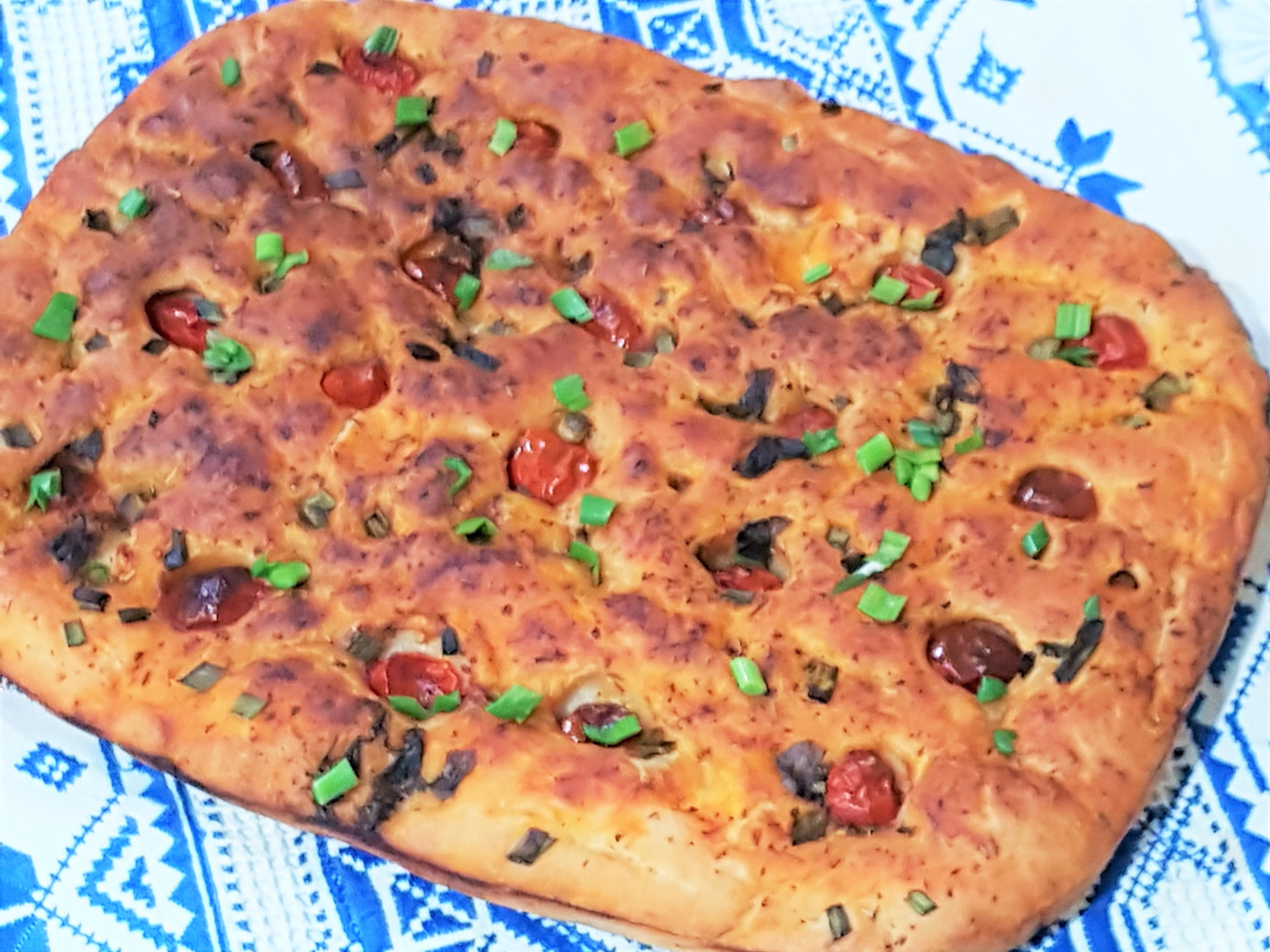 Foccacia cu cherry, usturoi verde si ierburi italiene