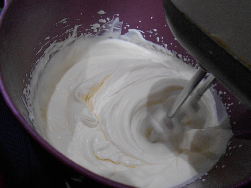 Crema de mascarpone cu frisca, pentru torturi si prajituri