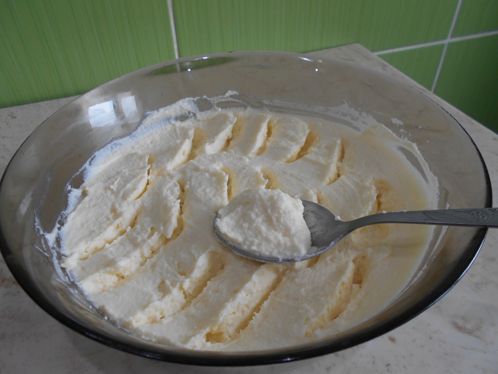 Crema de mascarpone cu frisca, pentru torturi si prajituri