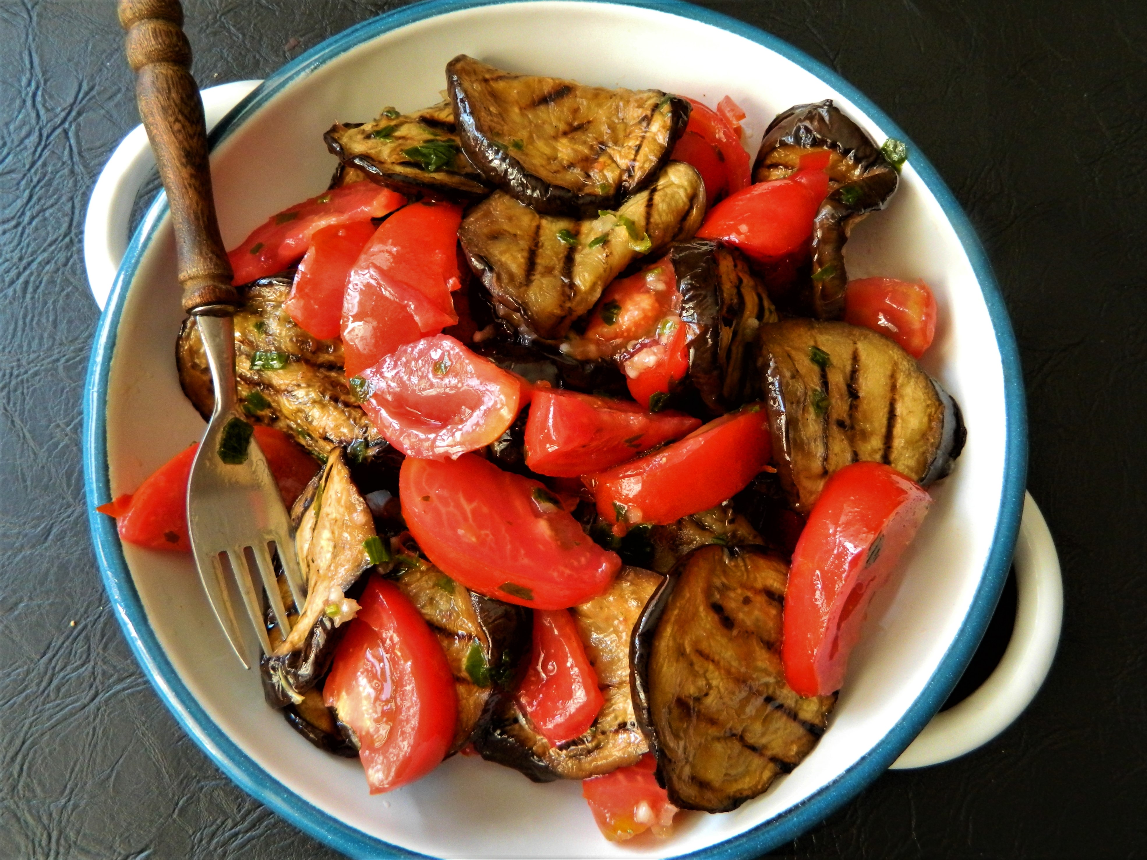 Salata de vinete la gratar cu rosii si usturoi