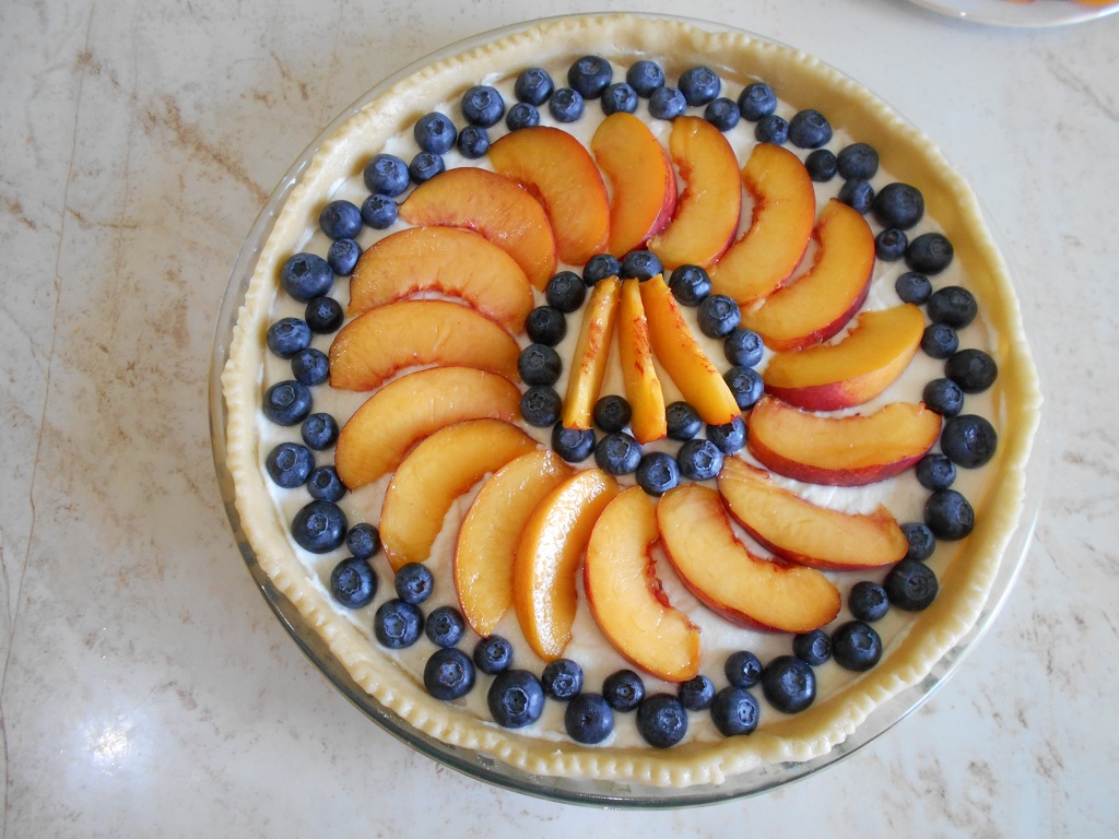 Desert tarta cu branza dulce, nectarine si afine