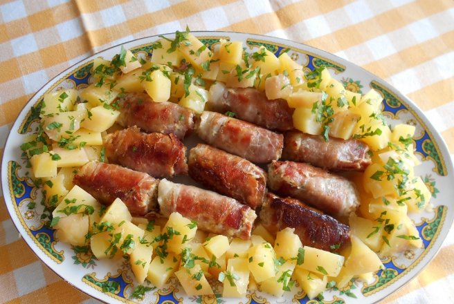 Mini rulouri din carne tocata de porc, in bacon, cu cartofi natur