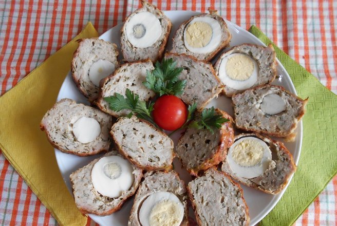 Mini rulada aperitiv, din carne tocata de porc