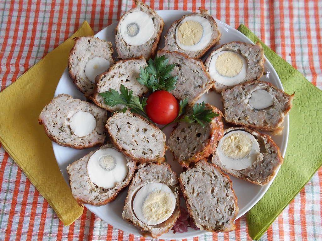 Mini rulada aperitiv, din carne tocata de porc