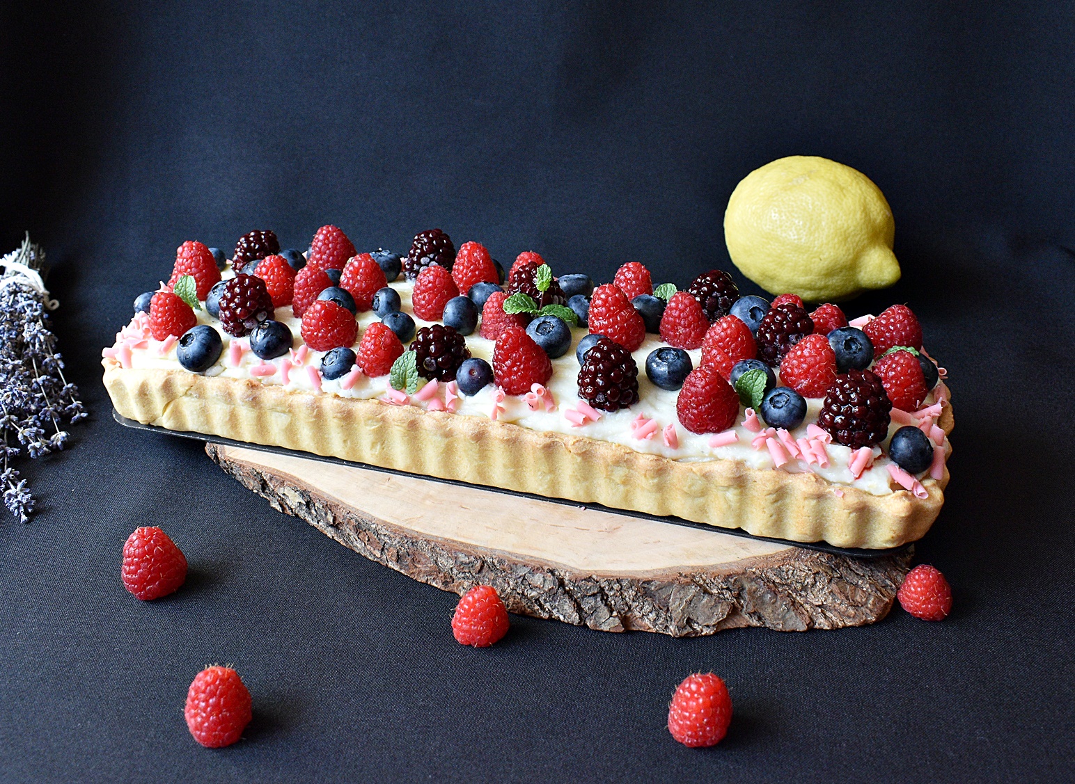 Desert tarta cu crema de lamaie si fructe de padure