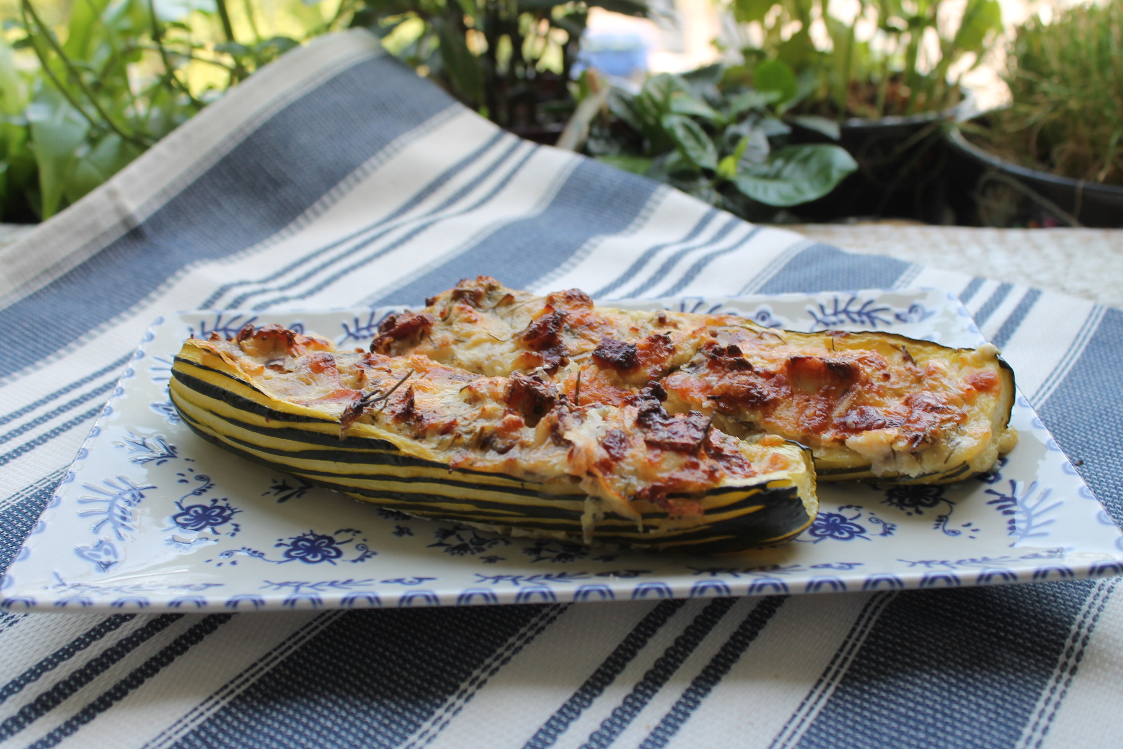 Zuchini cu carne de pui, prosciutto si branzeturi