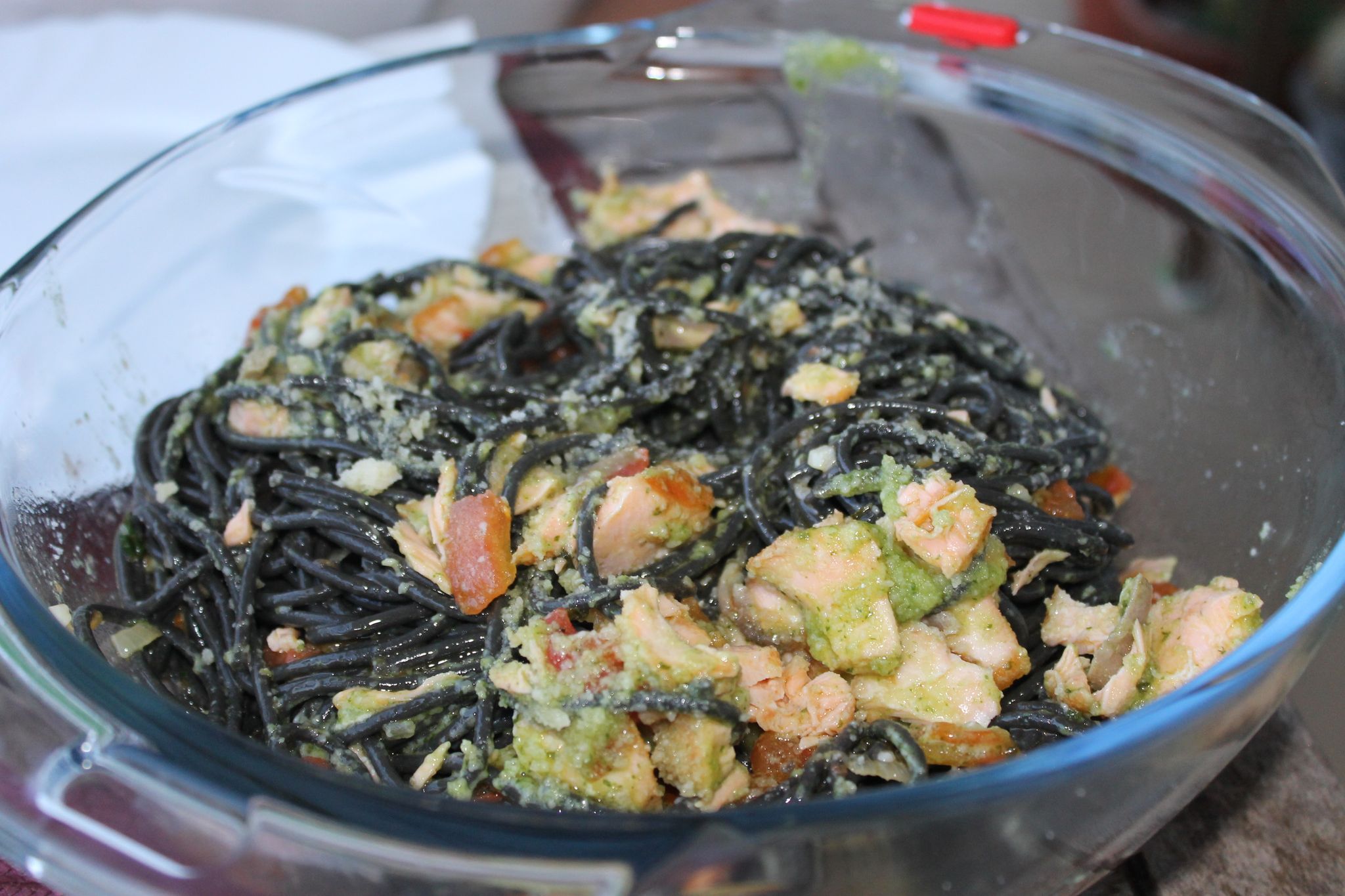 Paste negre cu somon si sos pesto