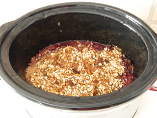 Crumble cu prune si fulgi de ovaz la slow cooker Crock Pot