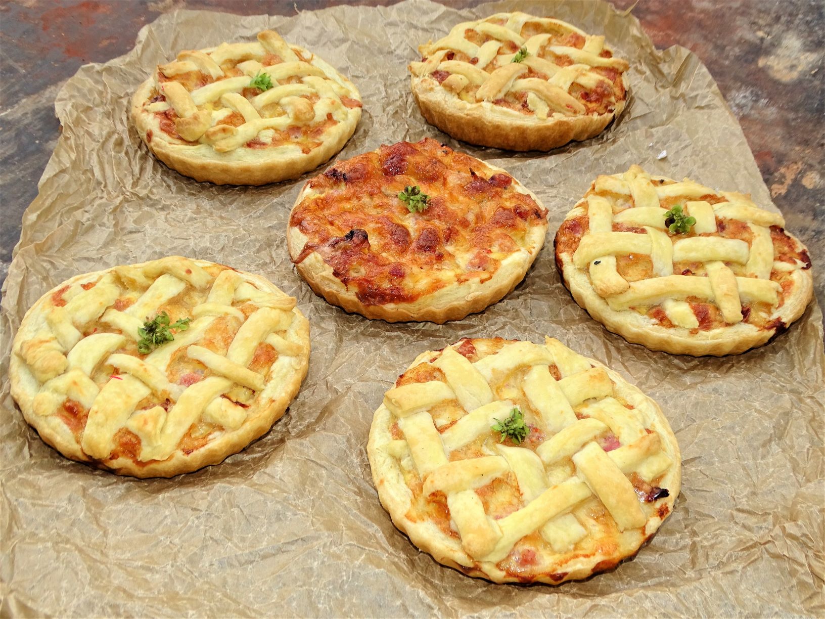 Mini tarte cu piept de porc