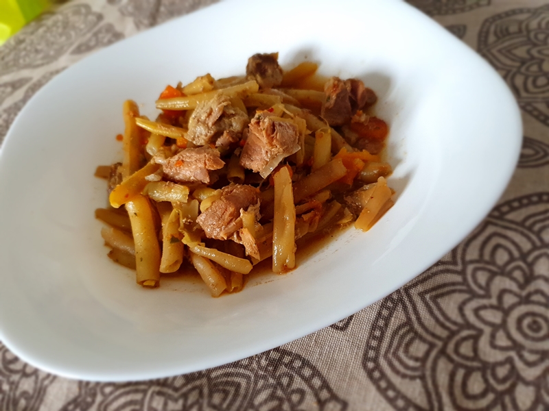 Fasole pastai cu carne de porc la slow cooker Crock Pot