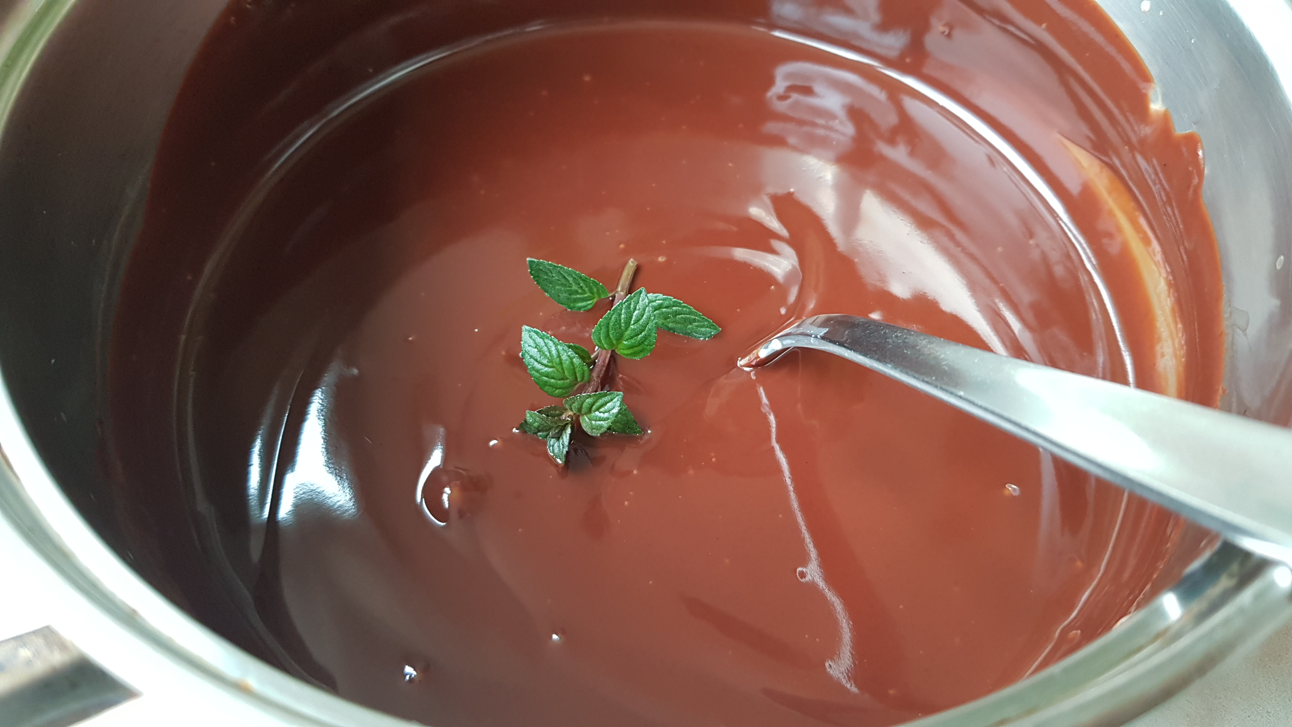 Desert tort cu crema de ciocolata, crema cu mascarpone si fructe