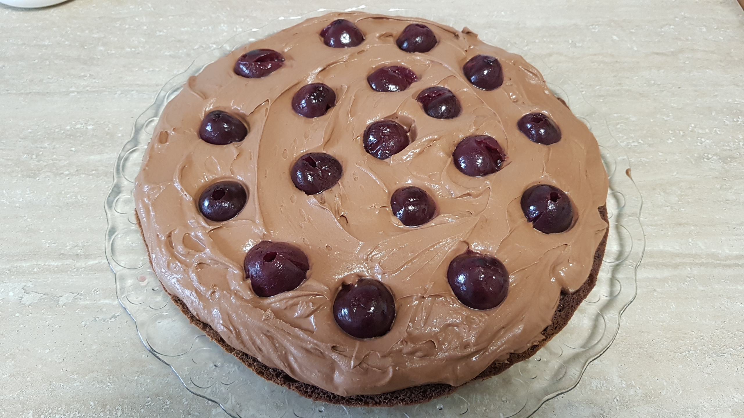 Desert tort cu crema de ciocolata, crema cu mascarpone si fructe