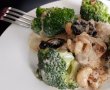 Carne de porc cu broccoli, crema de cocos si prune uscate-10