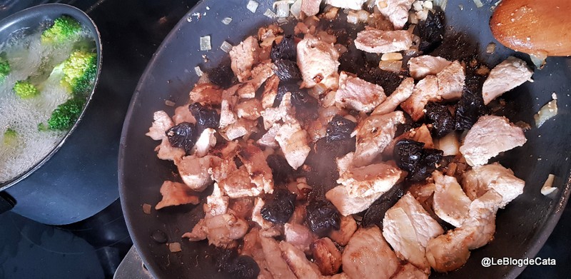 Carne de porc cu broccoli, crema de cocos si prune uscate