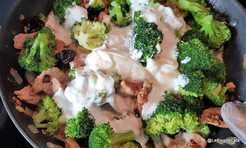 Carne de porc cu broccoli, crema de cocos si prune uscate