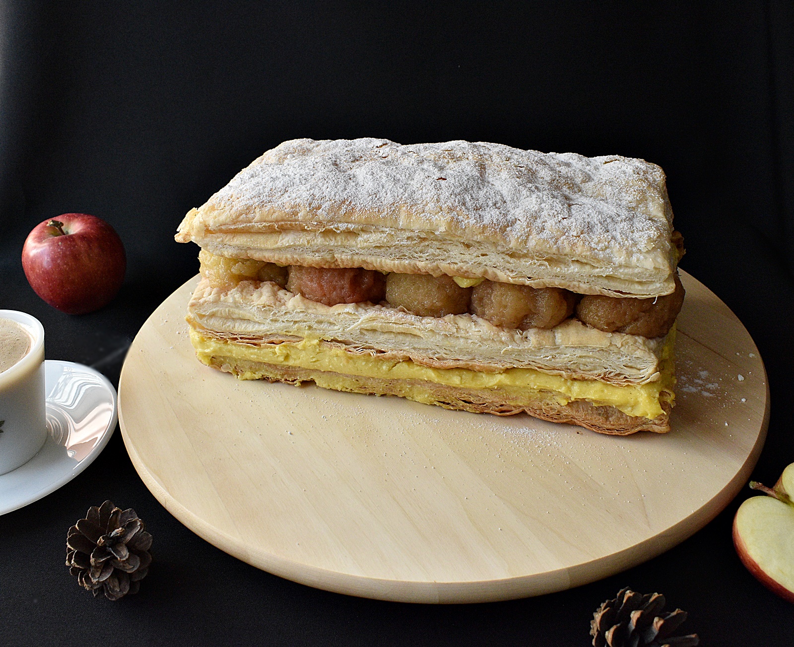 Desert Mille feuille cu crema de vanilie si mere coapte