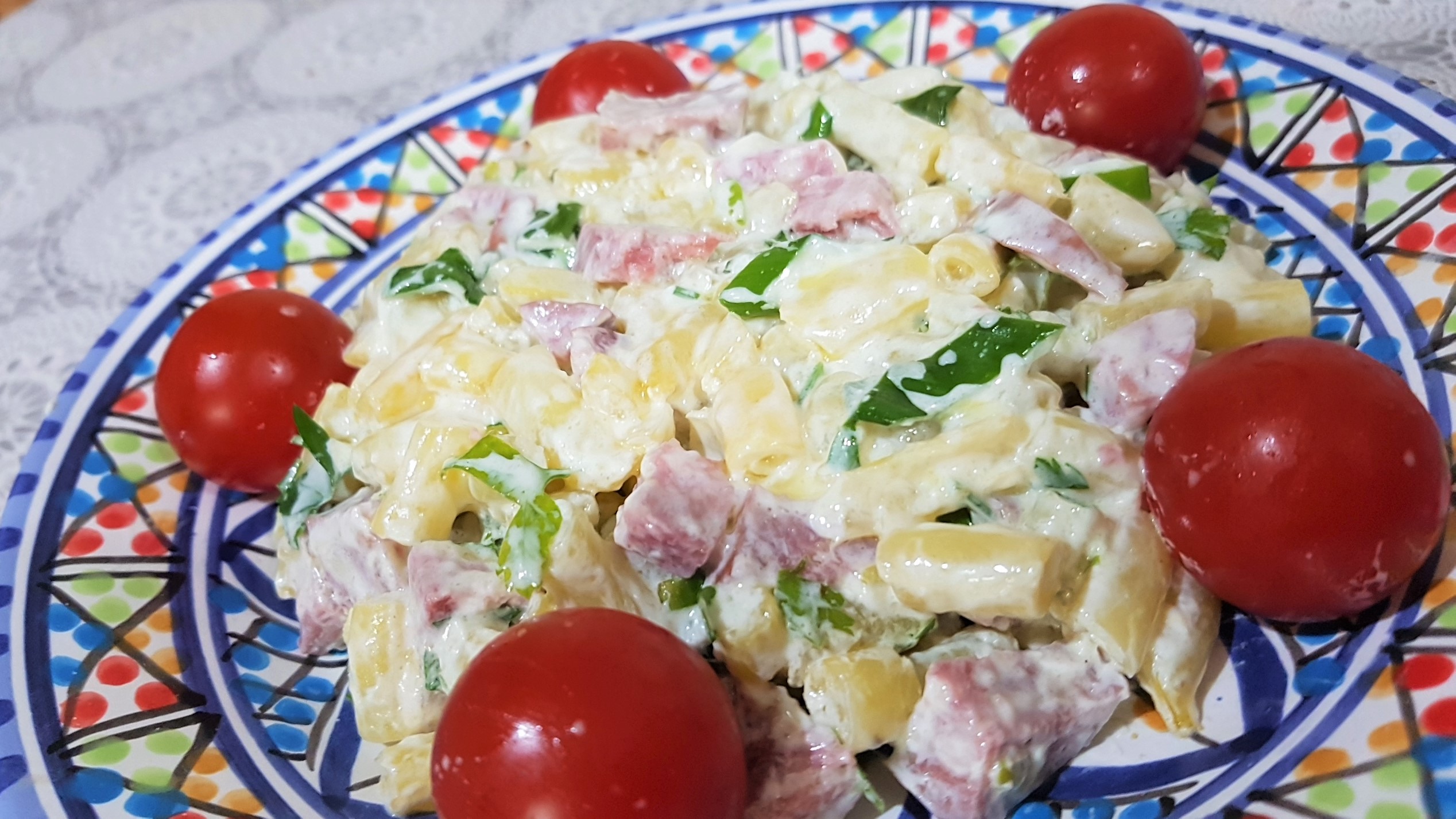 Salata de fasole galbena pastai cu salam vanatoresc