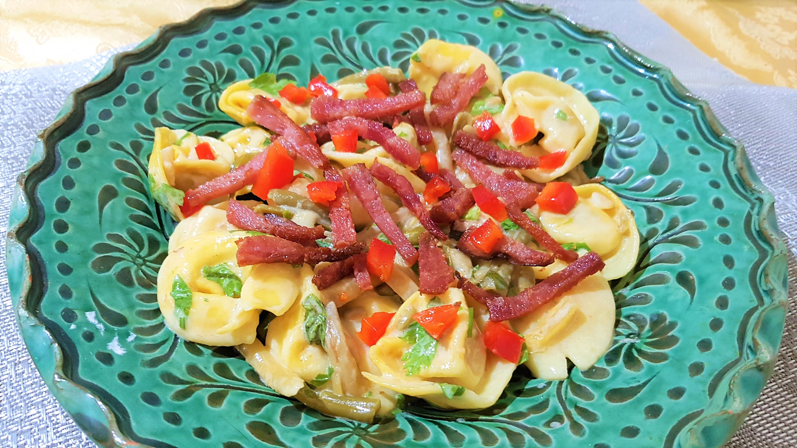 Tortellini cu sunca si sos Cheddar