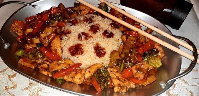 Piept de pui cu legume la wok