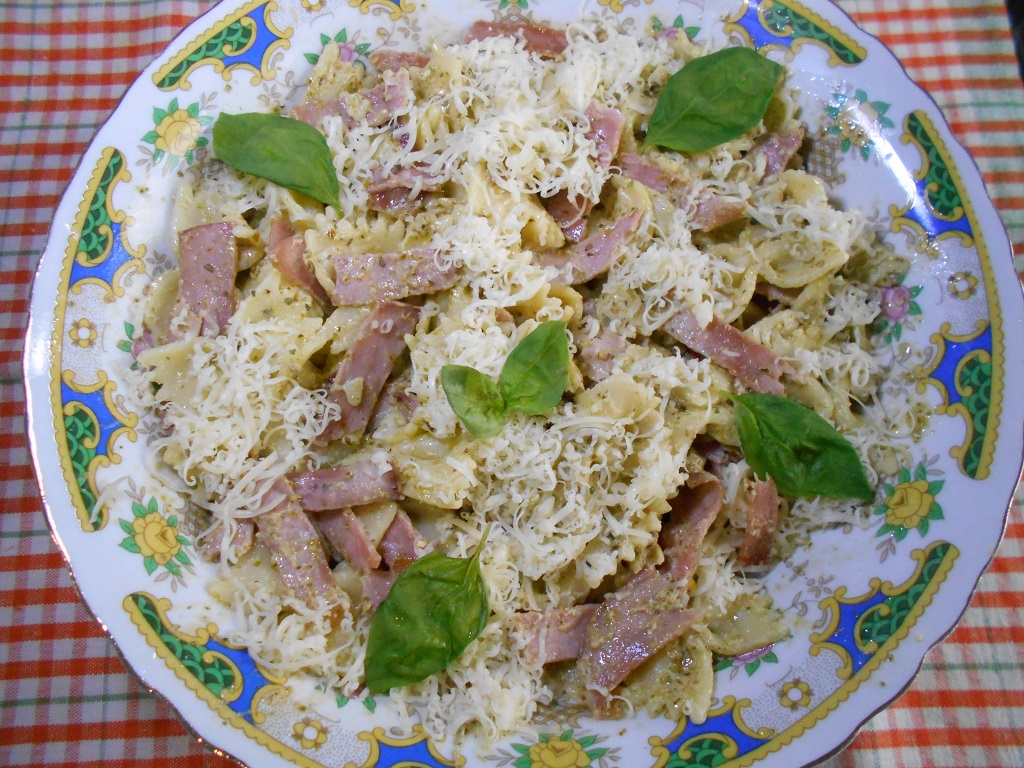 Farfalle cu sunca, in sos pesto