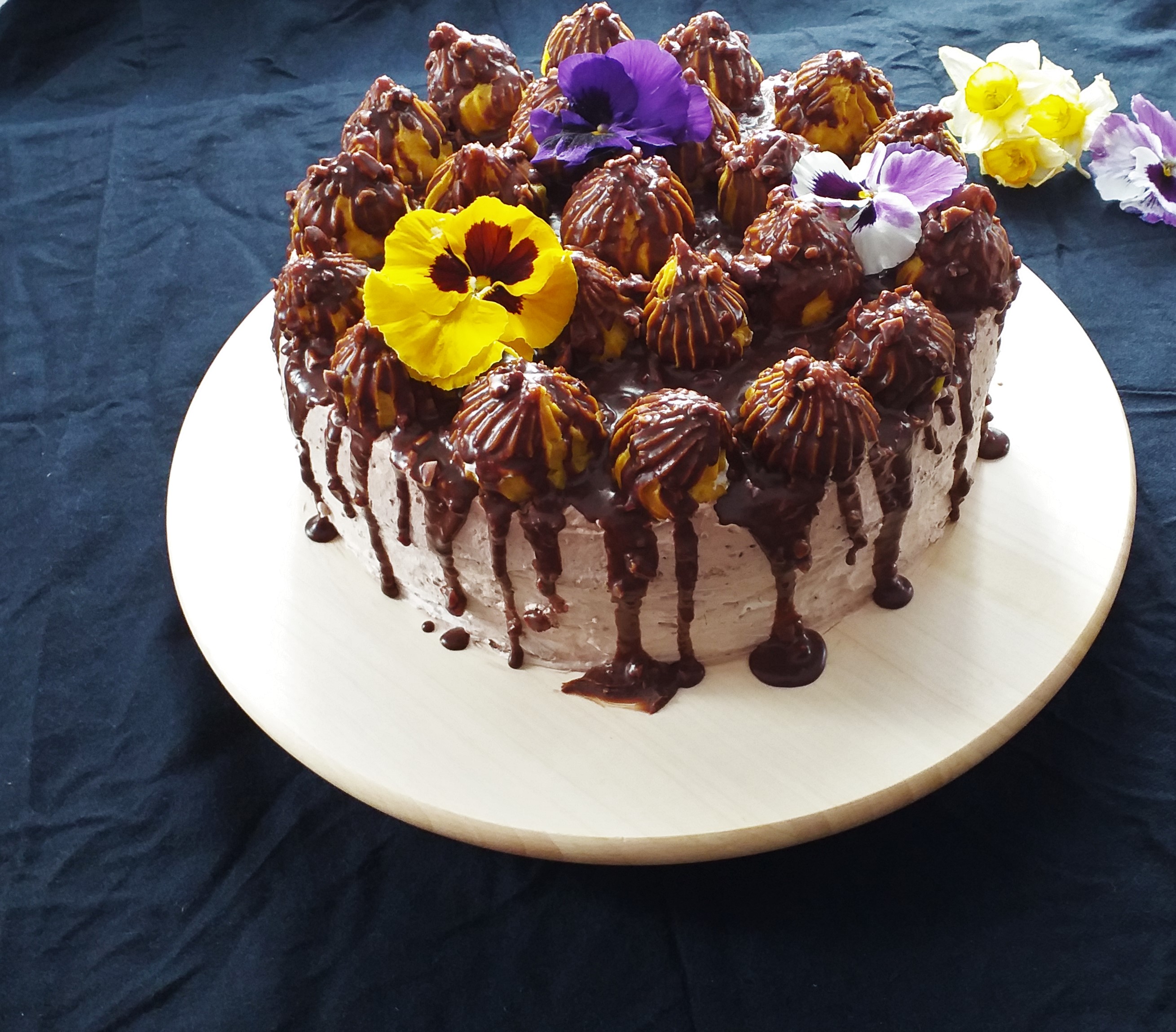 Desert tort cu choux-uri si mousse de caramel