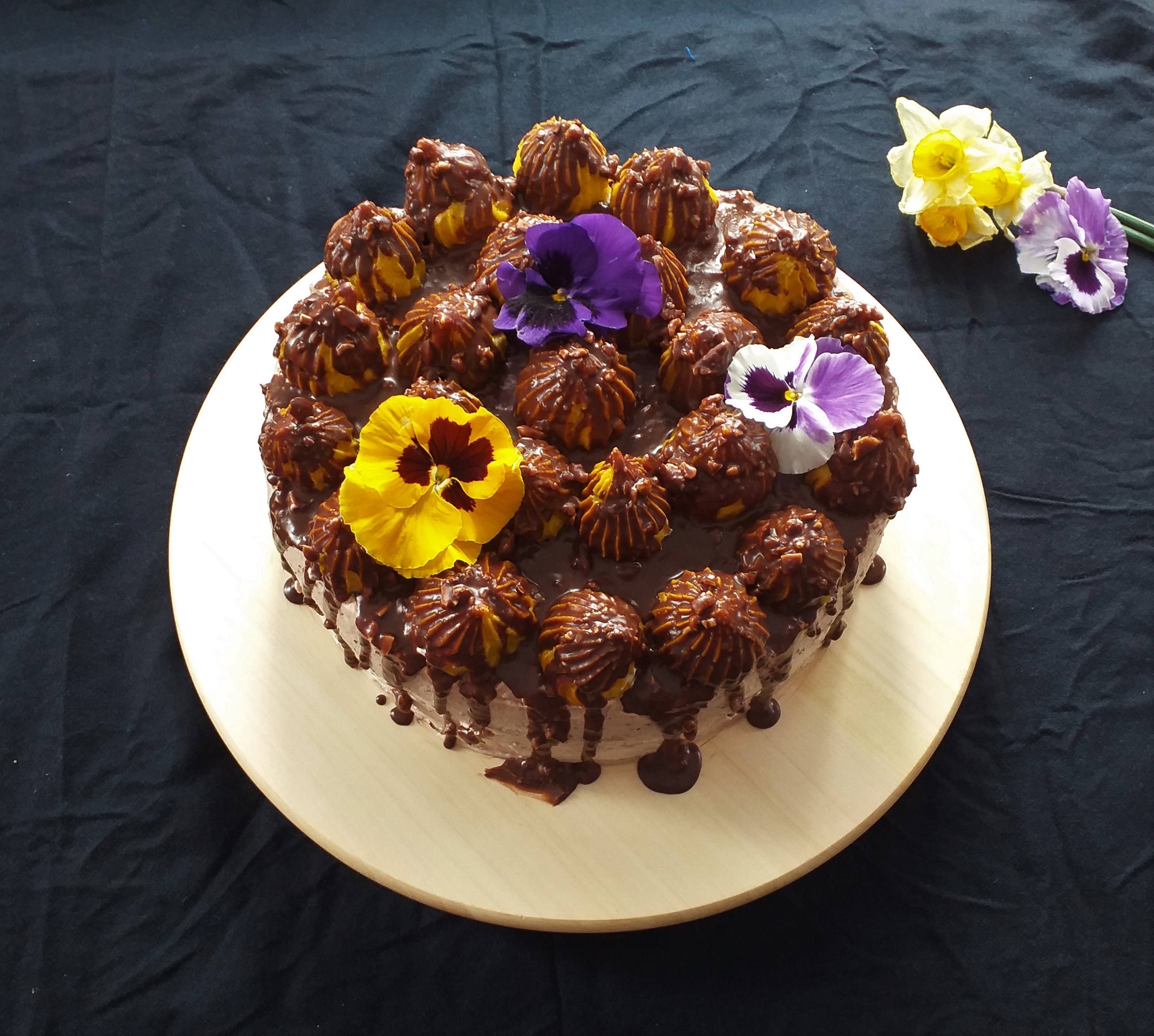 Desert tort cu choux-uri si mousse de caramel