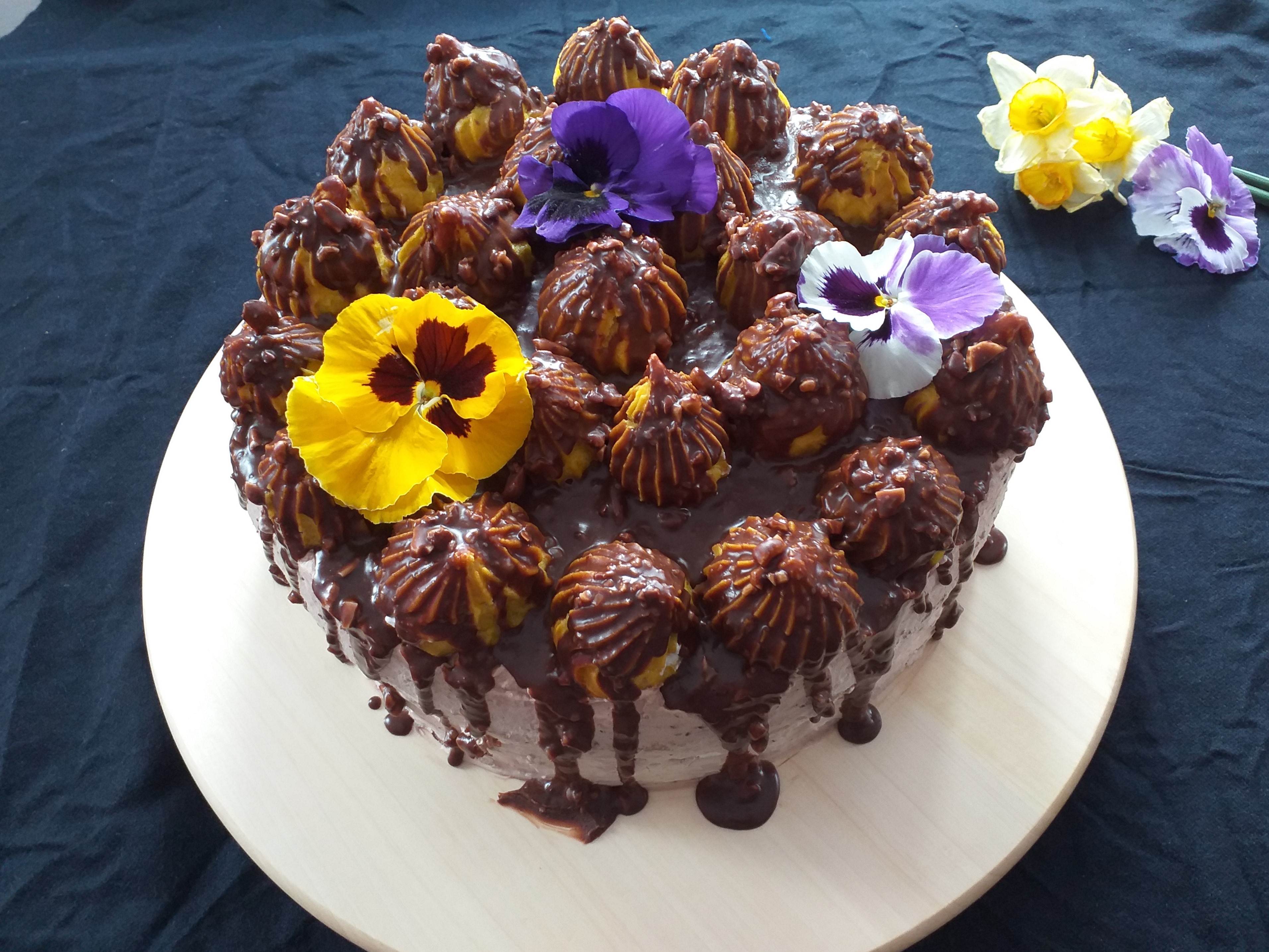 Desert tort cu choux-uri si mousse de caramel