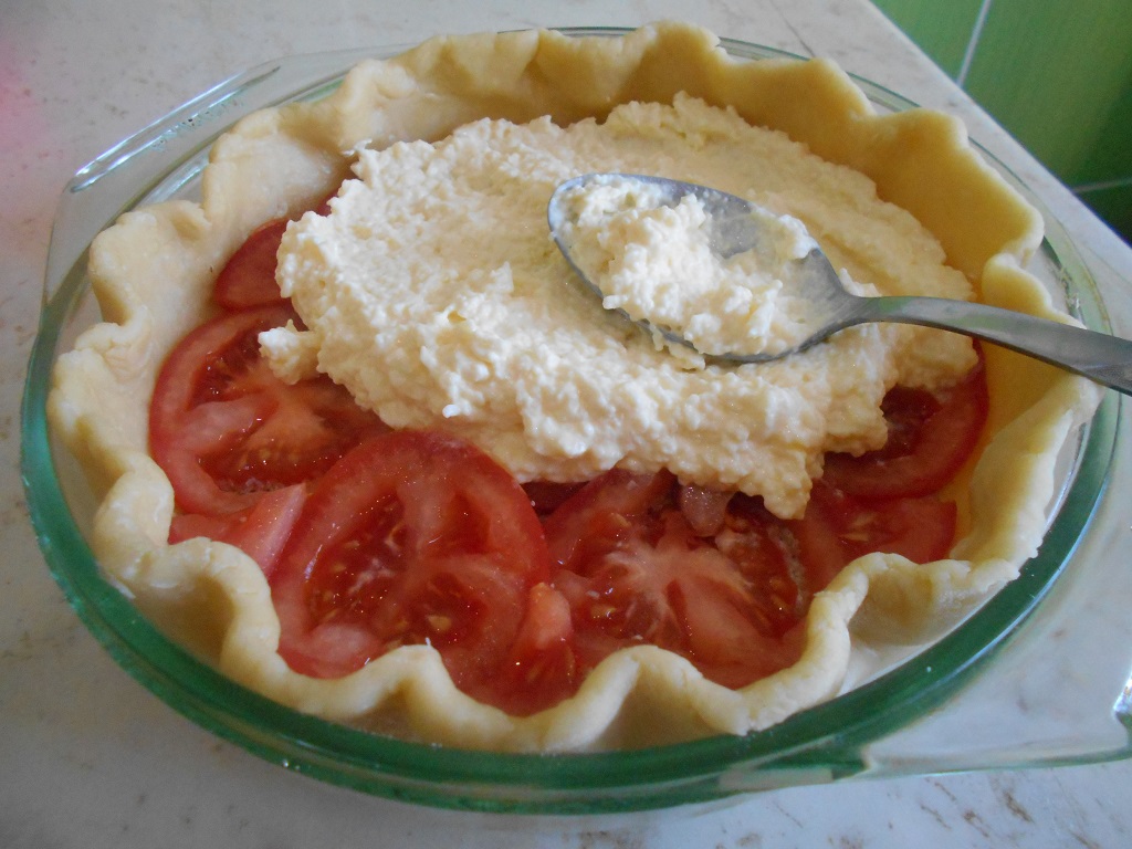 Tarta cu trei ardei tricolori si branzeturi