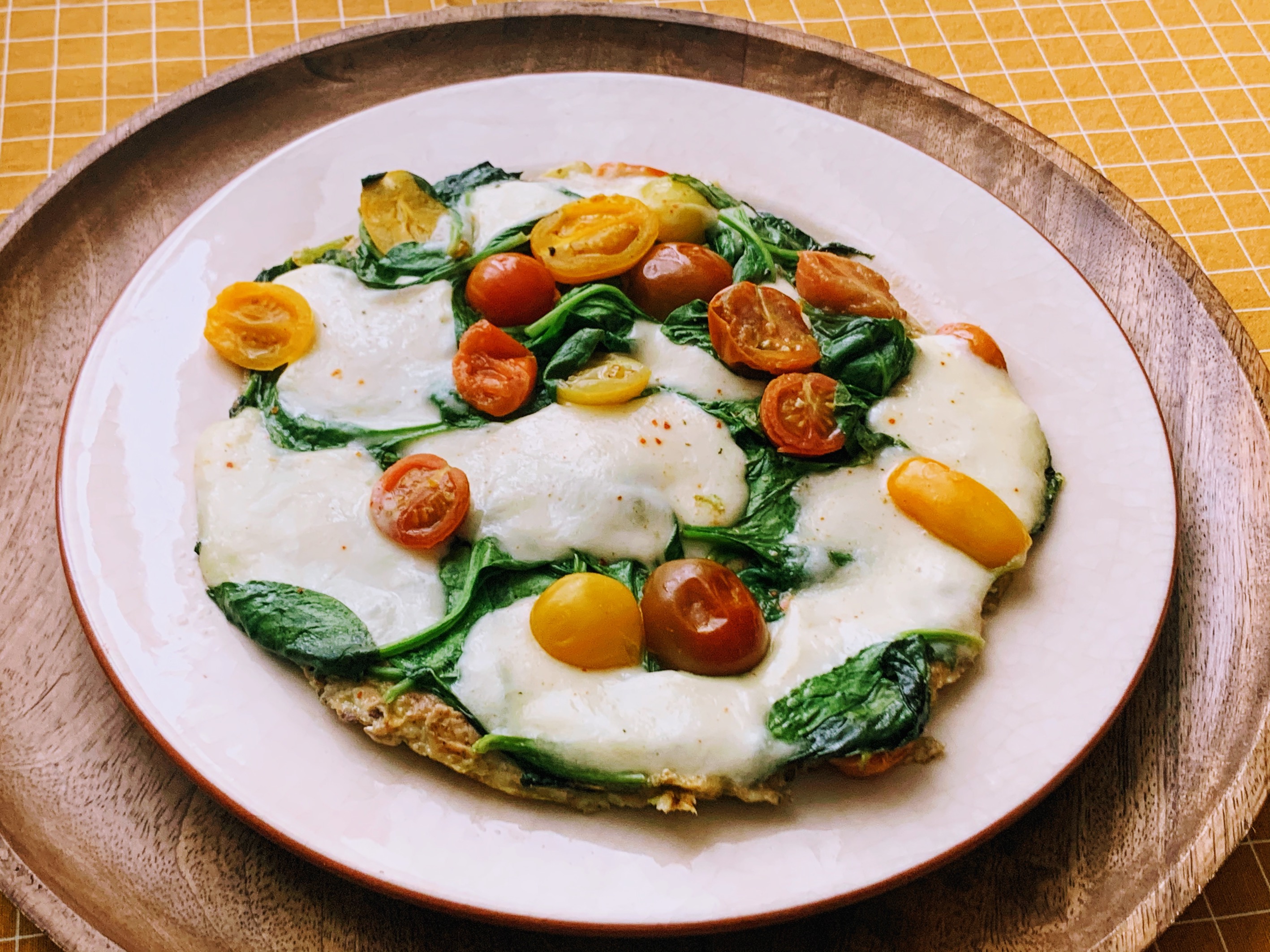 Pizza vegetariana cu blat de zucchini, preparata la tigaie